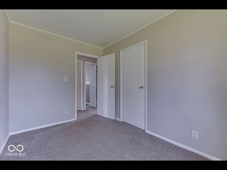 306 Parkview Dr — Photo 2