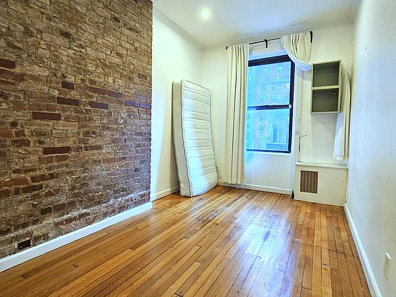 3rd image of 212 W 71st St #4C