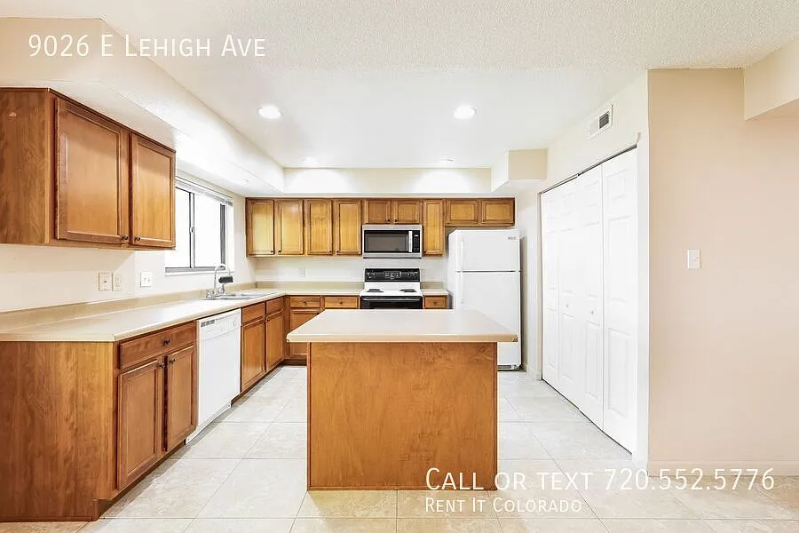 Move In Special | Free Month - Clean 2-Story Townhouse 3 Bed / 2.5 Bath Walk To Light Rail! — Photo 3