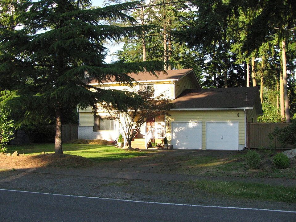 Large yards front and back, RV gate next to garage