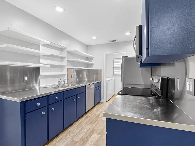 725 Heron Dr — Photo 16