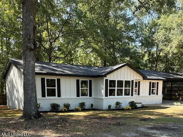 2405 Santa Cruz Dr, Gautier, MS 39553