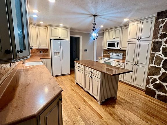 5th image of 110 Oakview Ln