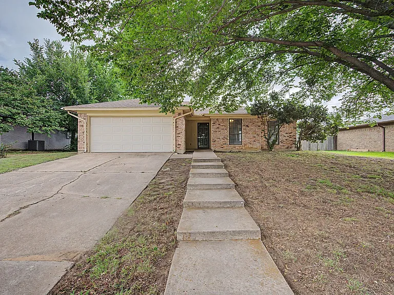 913 Springhill Dr — Photo 6
