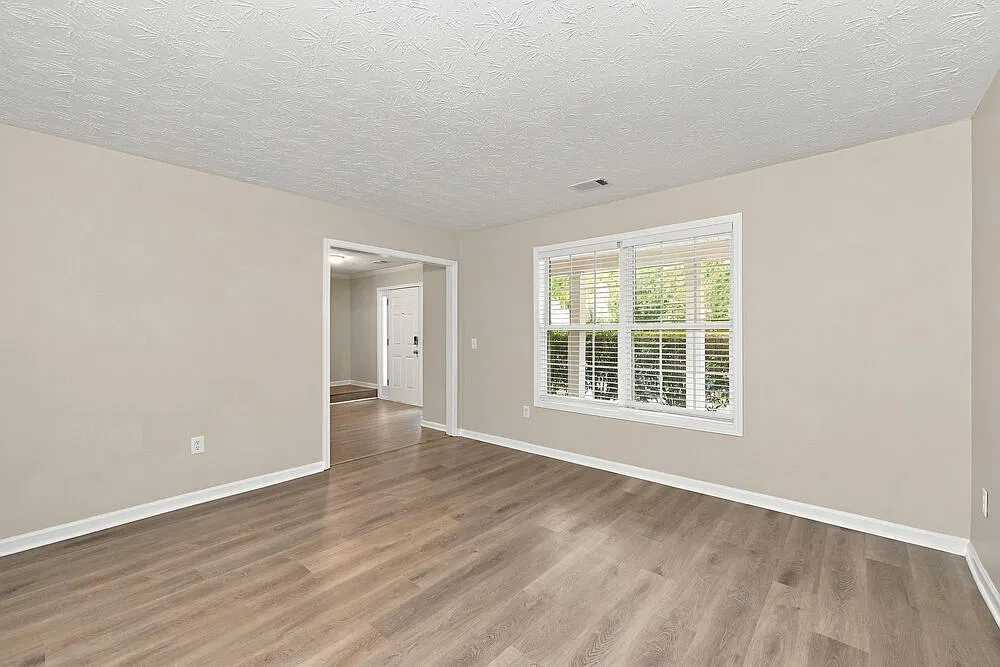4 bed, 2.5 bath, 2384 sqft, $2,425 — Photo 4