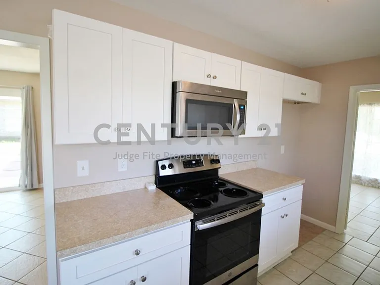 821 Rea Ave — Photo 14