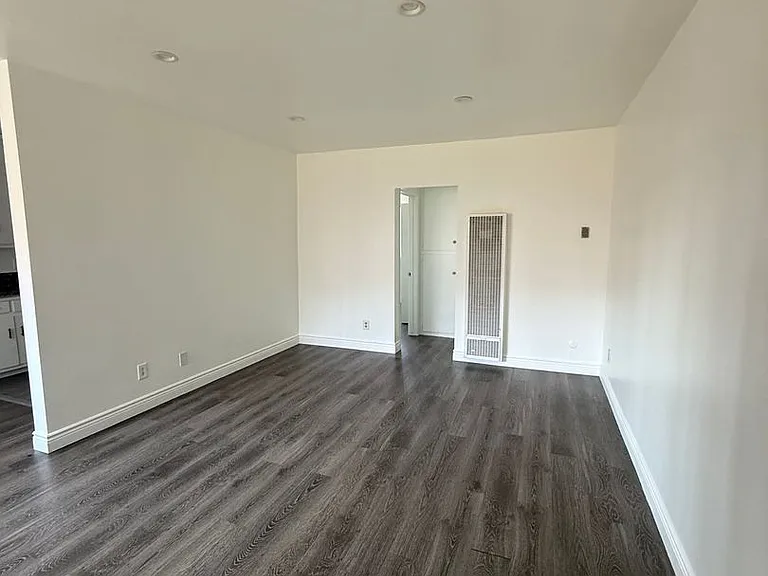 1435 S Mansfield Ave — Photo 3