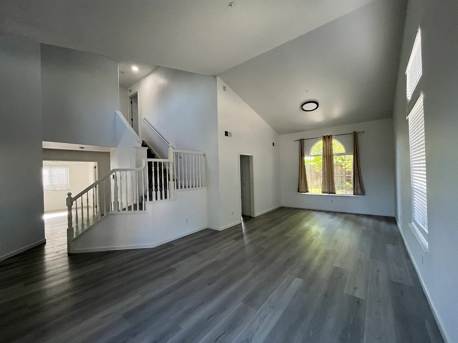 5 bed, 2513 sqft, $3,300 — Photo 3