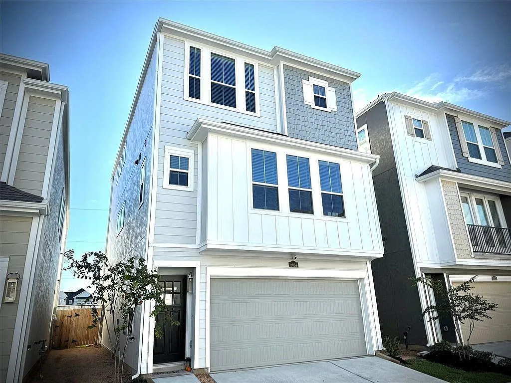 4 bed, 3.5 bath, 2422 sqft, $2,895 — Photo 1