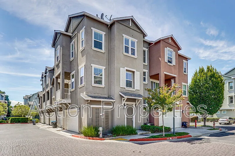 2 bed, 2.5 bath, 1236 sqft, $4,995 — Photo 1