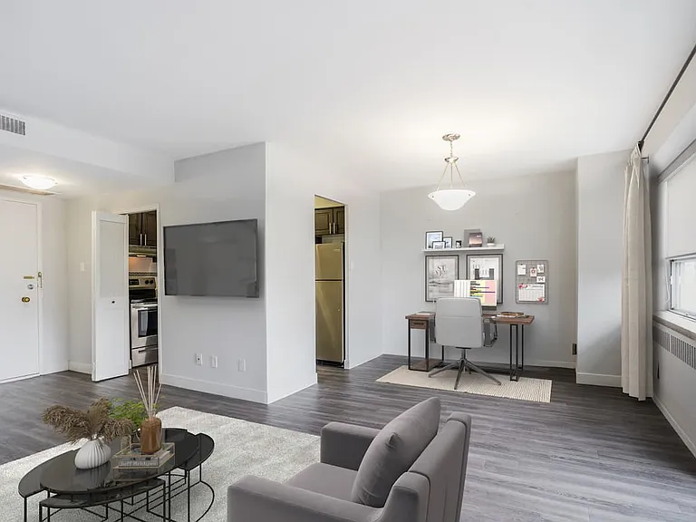 321 Chaplin Cres — Photo 6