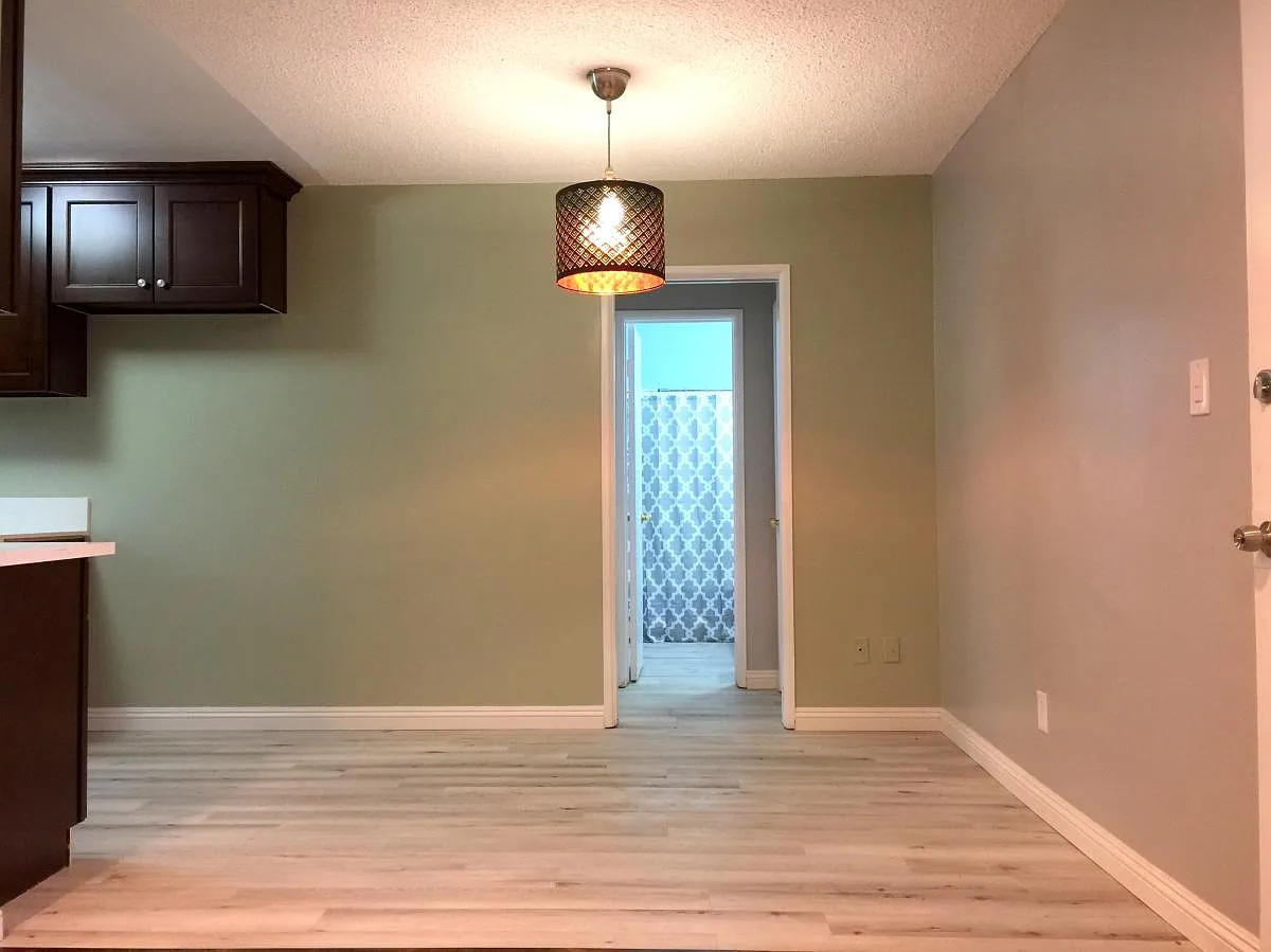 Building Photo - 1681 College View Dr #5