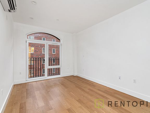 4th image of 961 Willoughby Ave #357