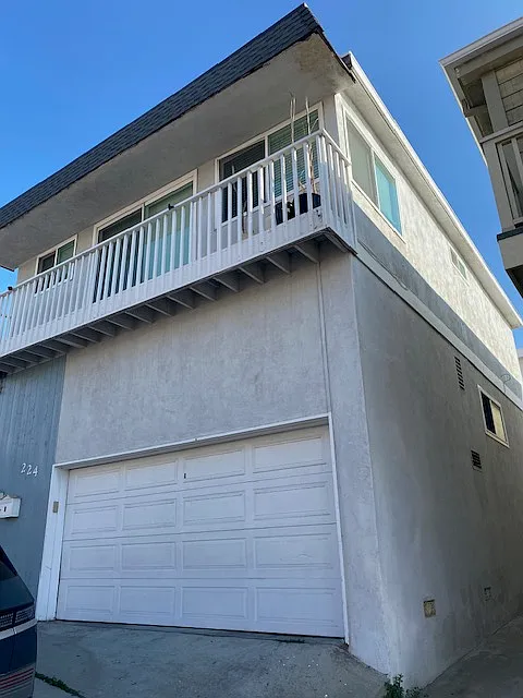Lower Unit - Shared Garage with 1 Car Parking - 224 36th St #B