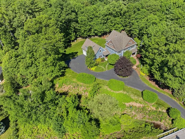 64 Settlers Court, Bedford, NH 03110