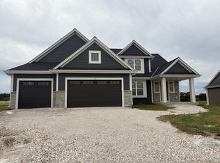 509 Talbots Woods Dr, Oconomowoc, WI 53066