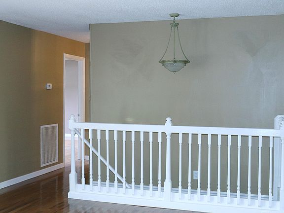4th image of 207 Meadowview Dr