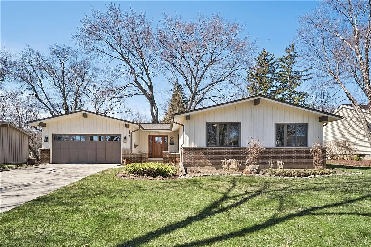 122 Williamsburg Dr photo 1