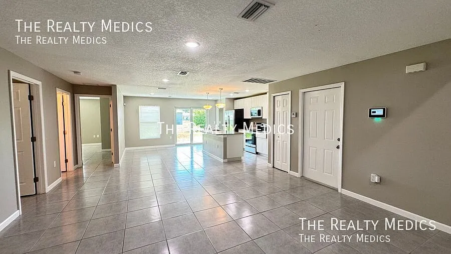 Amazing 4 Bedroom, 2 Bathroom Home in Palm Bay!! — Photo 2