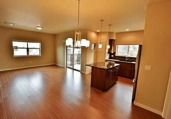 2 bed, 964 sqft, $1,900 — Photo 4