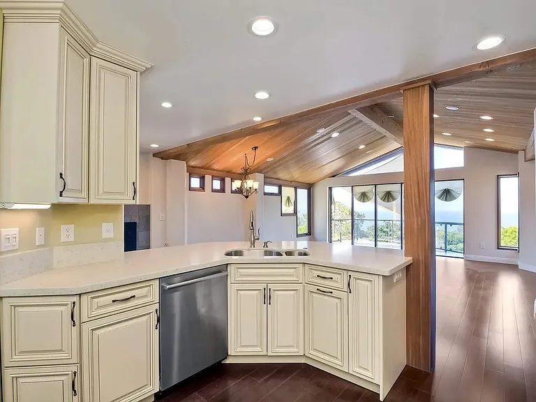 610 Amphitheatre Dr — Photo 9