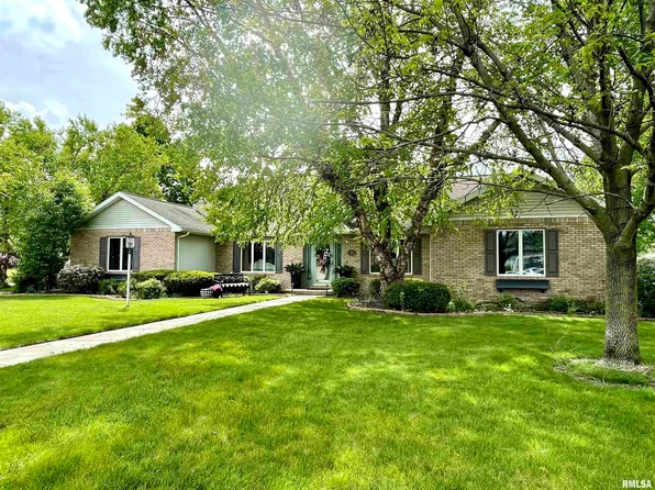 8 Westminster Dr, Lincoln, IL 62656