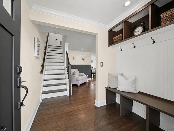 3rd image of 35 Stuart St