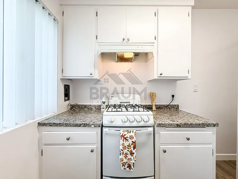 15546 VANOWEN STREET — Photo 7