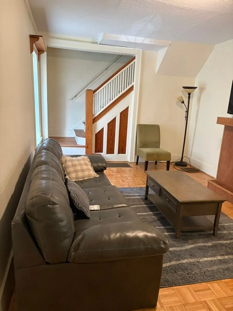 4 Bedroom, 2 Bathroom House — Photo 2