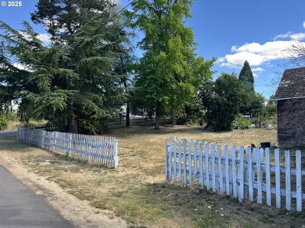 107 W Adams St #2, Carlton, OR 97111