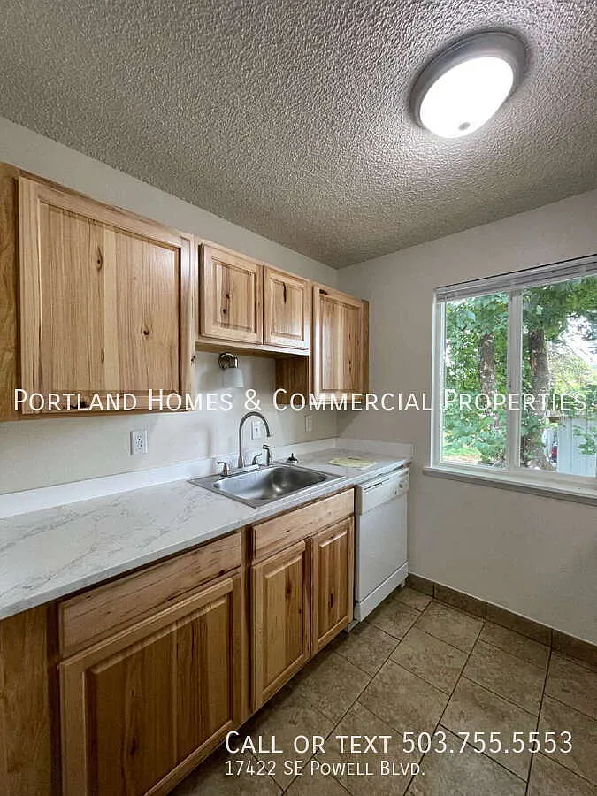 Spacious 2-bedroom, 1-bathroom Apartment — Photo 4