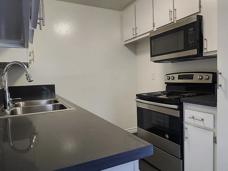 13751 Oxnard St #106 — Photo 11