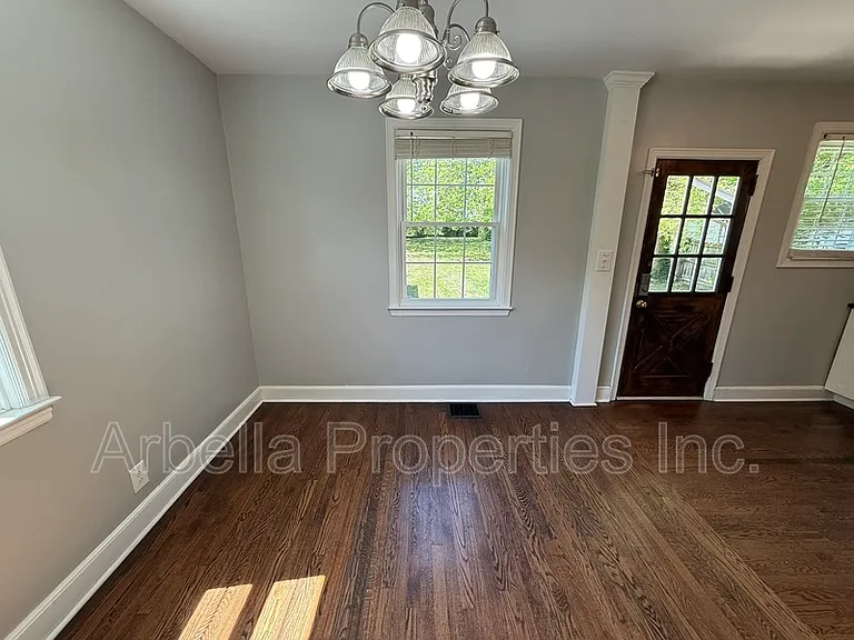 1437 Valley St — Photo 8