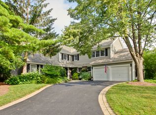 200 Ashington Cir, Lake Bluff, IL