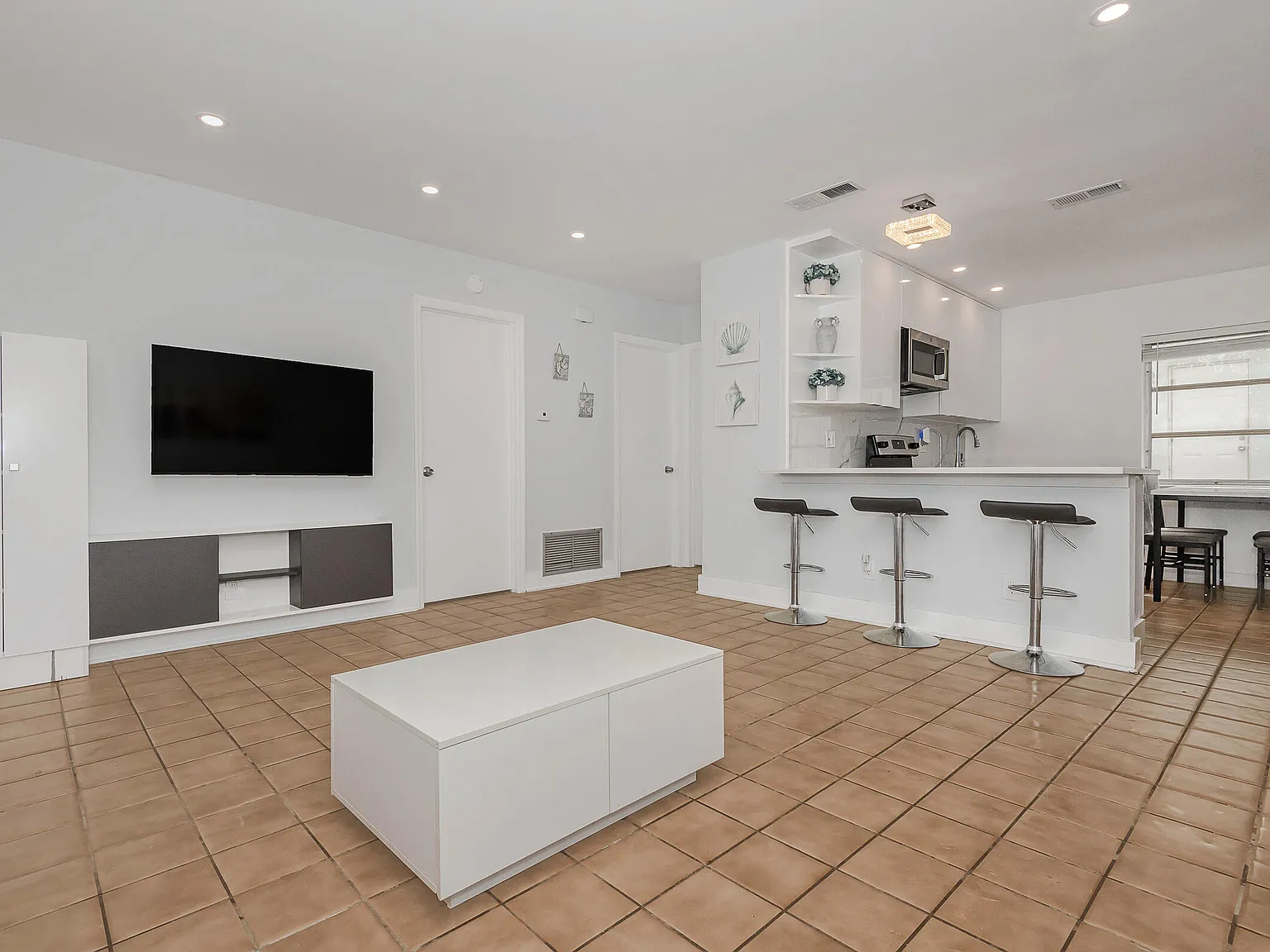 2 bed, 1.0 bath, 1693 sqft, $2,400 — Photo 4