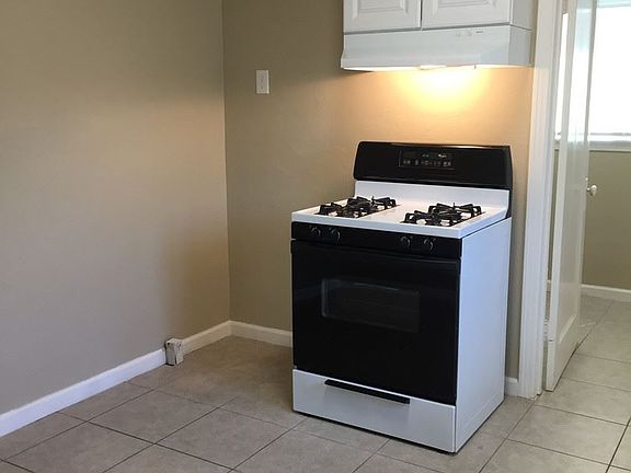 3rd image of 321 1/2 Clinton Ave