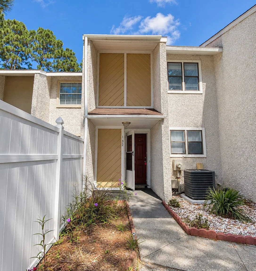 2 bed, 1.5 bath, 1176 sqft, $1,500 — Photo 1