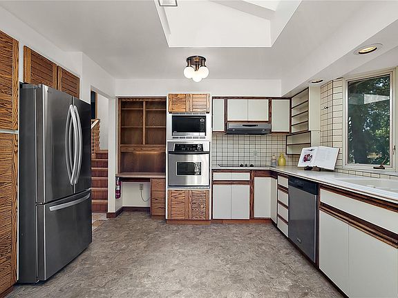 5th image of 3832 Persimmon Dr
