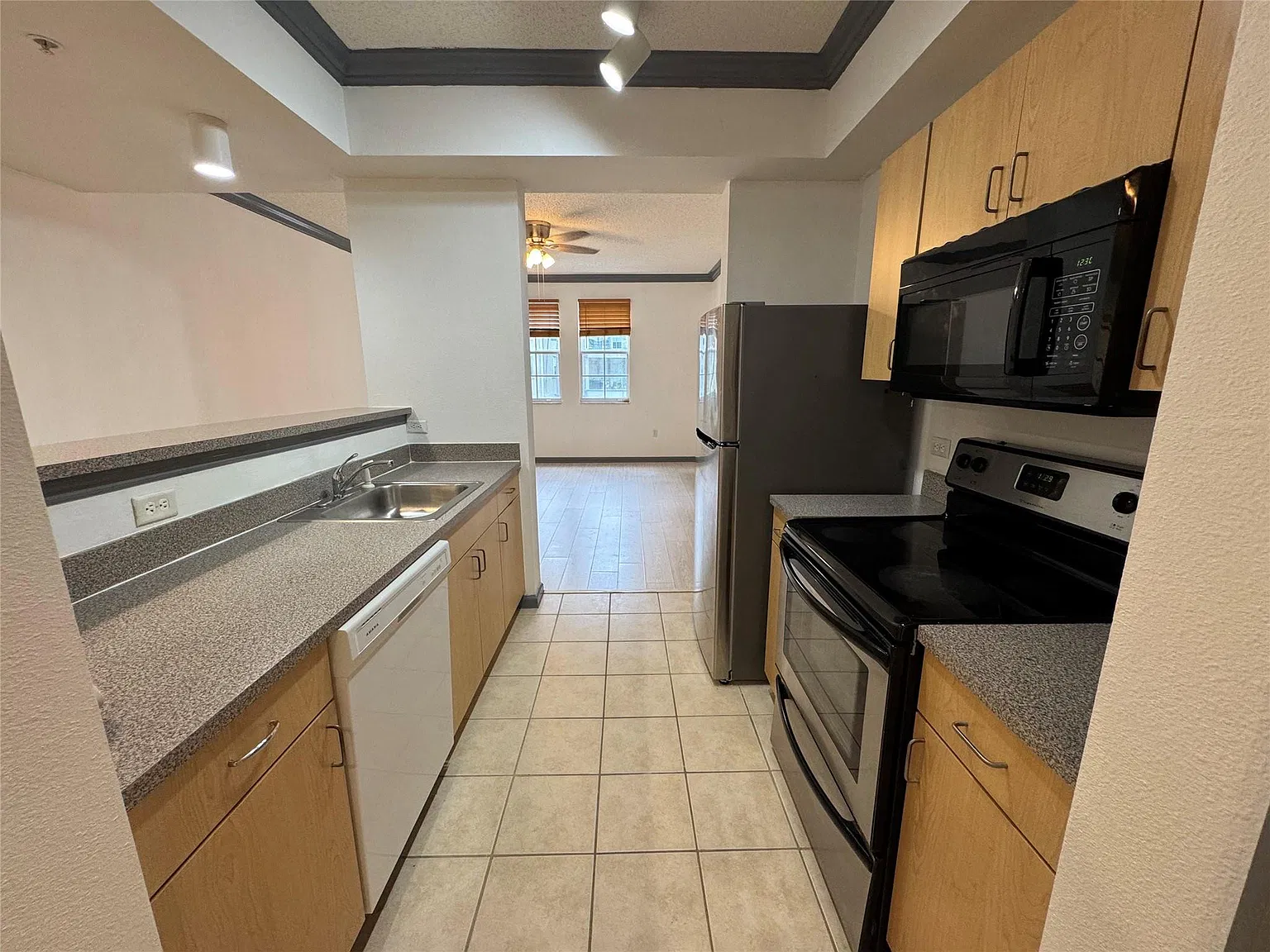 2 bed, 2.0 bath, 1240 sqft, $2,500 — Photo 2
