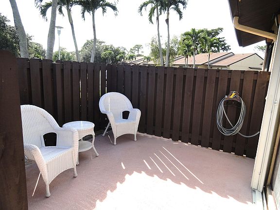 4th image of 817 Sky Pine Way #D