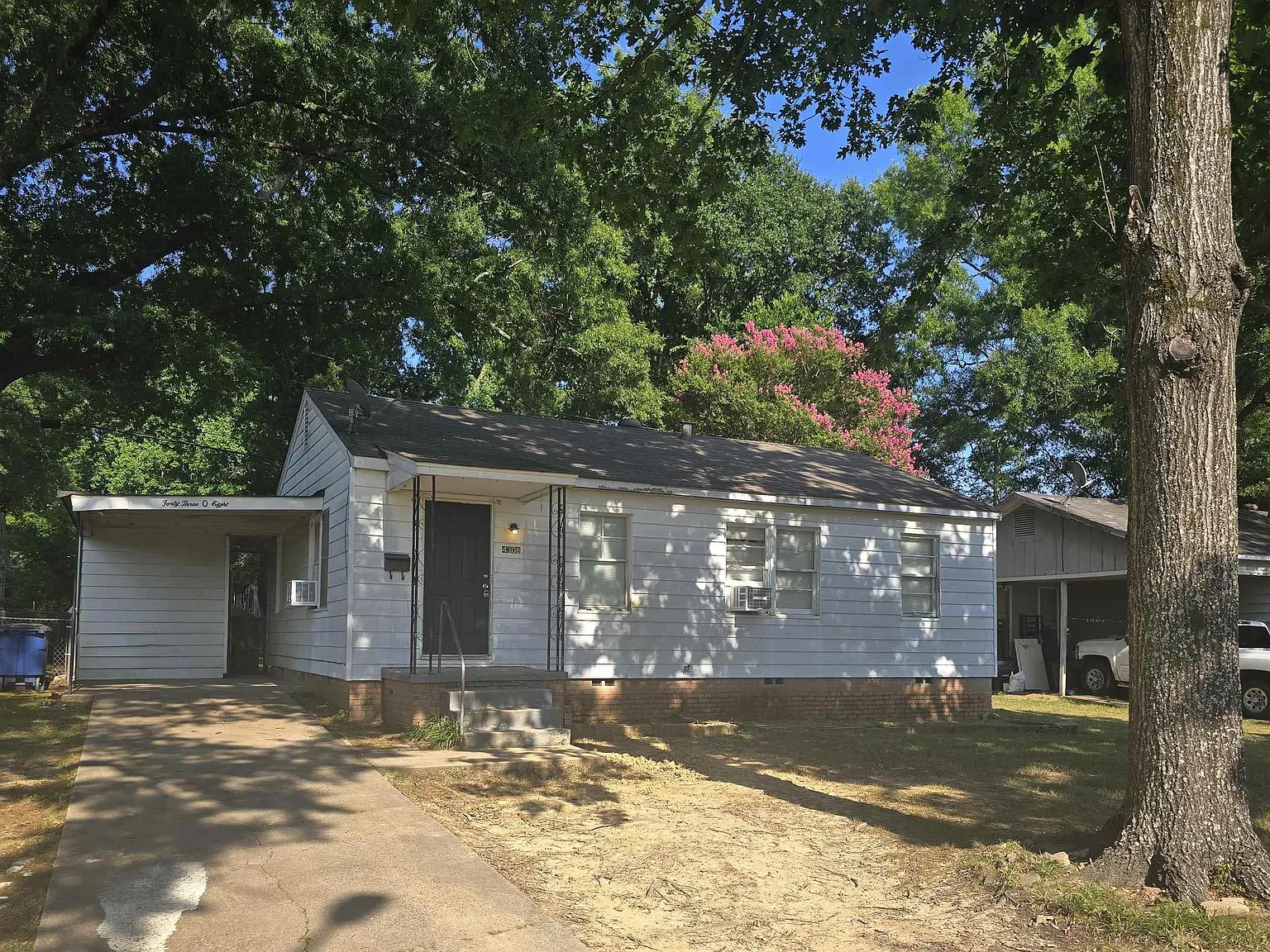 3 bed, 1.0 bath, 890 sqft, $850 — Photo 1