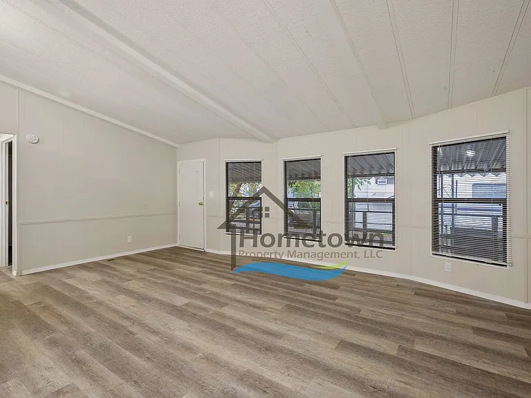 140 W Cosgrove Rd — Photo 3