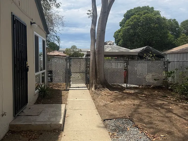 4539 Clairemont Dr — Photo 18