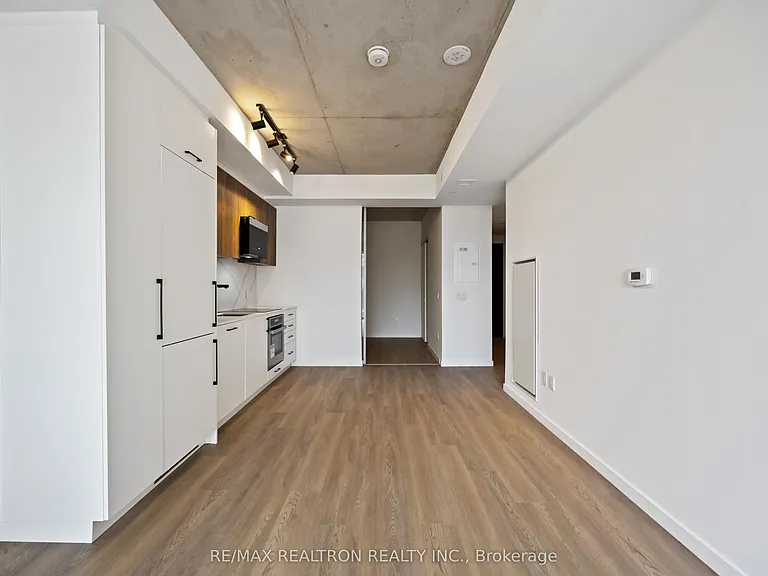 689 The Queensway #201 — Photo 7
