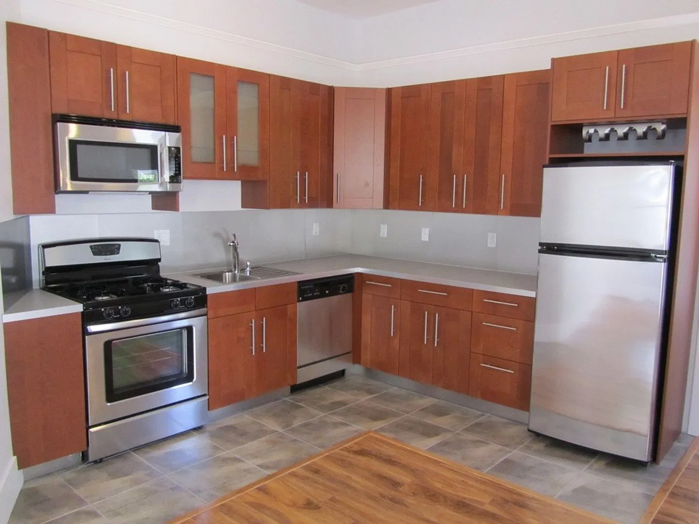 Remodeled & Modern 1+ Bedroom with a Bonus Room - Prime Angelino Heights Victorian Building with ... — Photo 2
