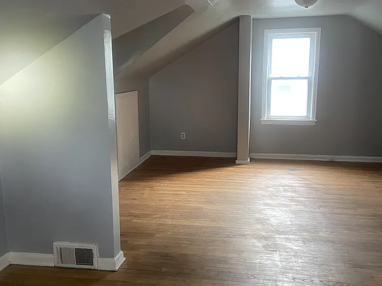 15238 Seymour St — Photo 4