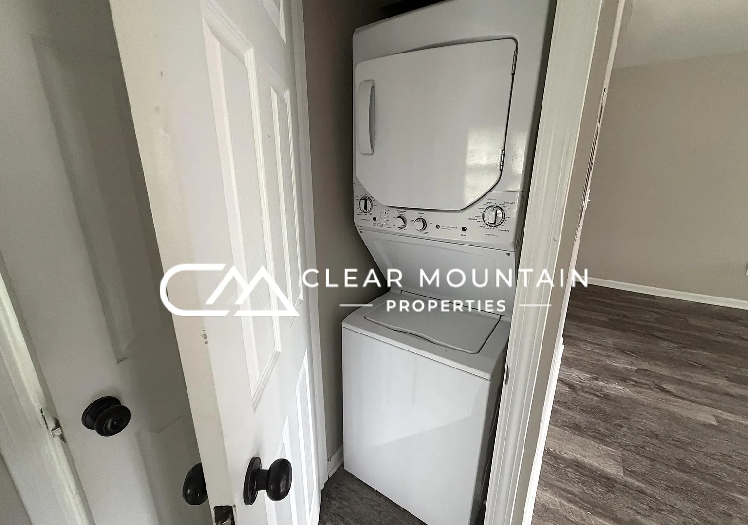 Updated 2-Bedroom 1-bathroom apartment near downtown Greenville!! — Photo 4