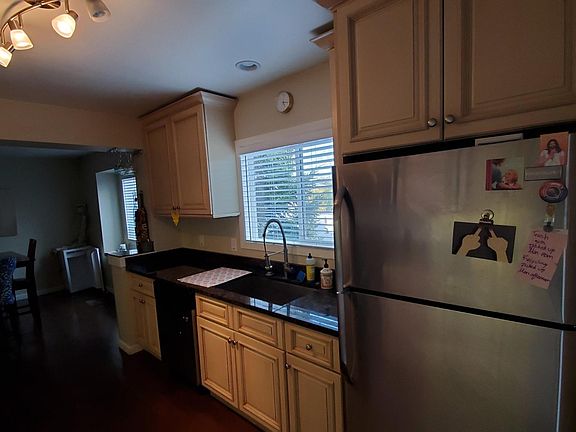 4th image of 252 E Commonwealth Ave