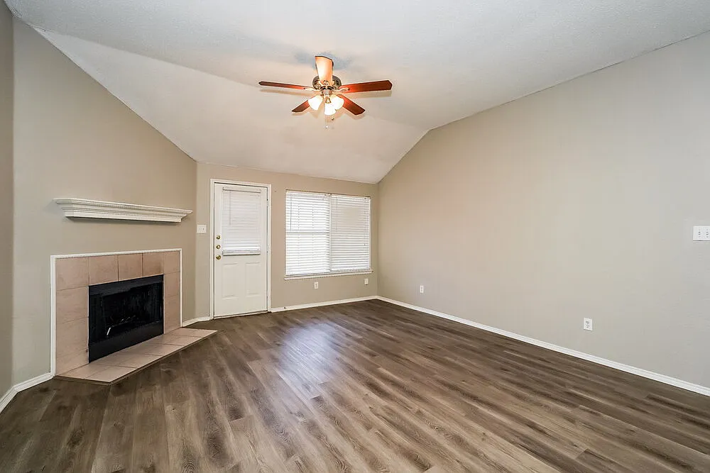 4 bed, 2.0 bath, 1929 sqft, $2,180 — Photo 3