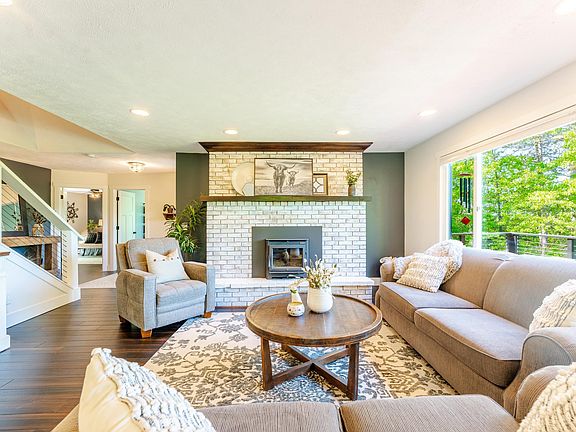 3rd image of 2104 Apple Hill Dr